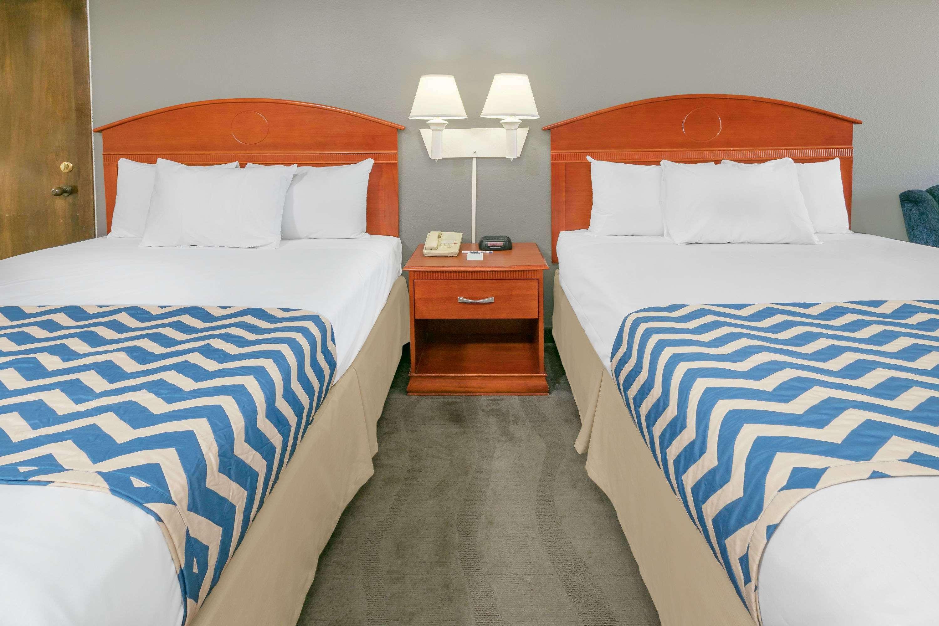 Travelodge Inn & Suites By Wyndham Norman Extérieur photo