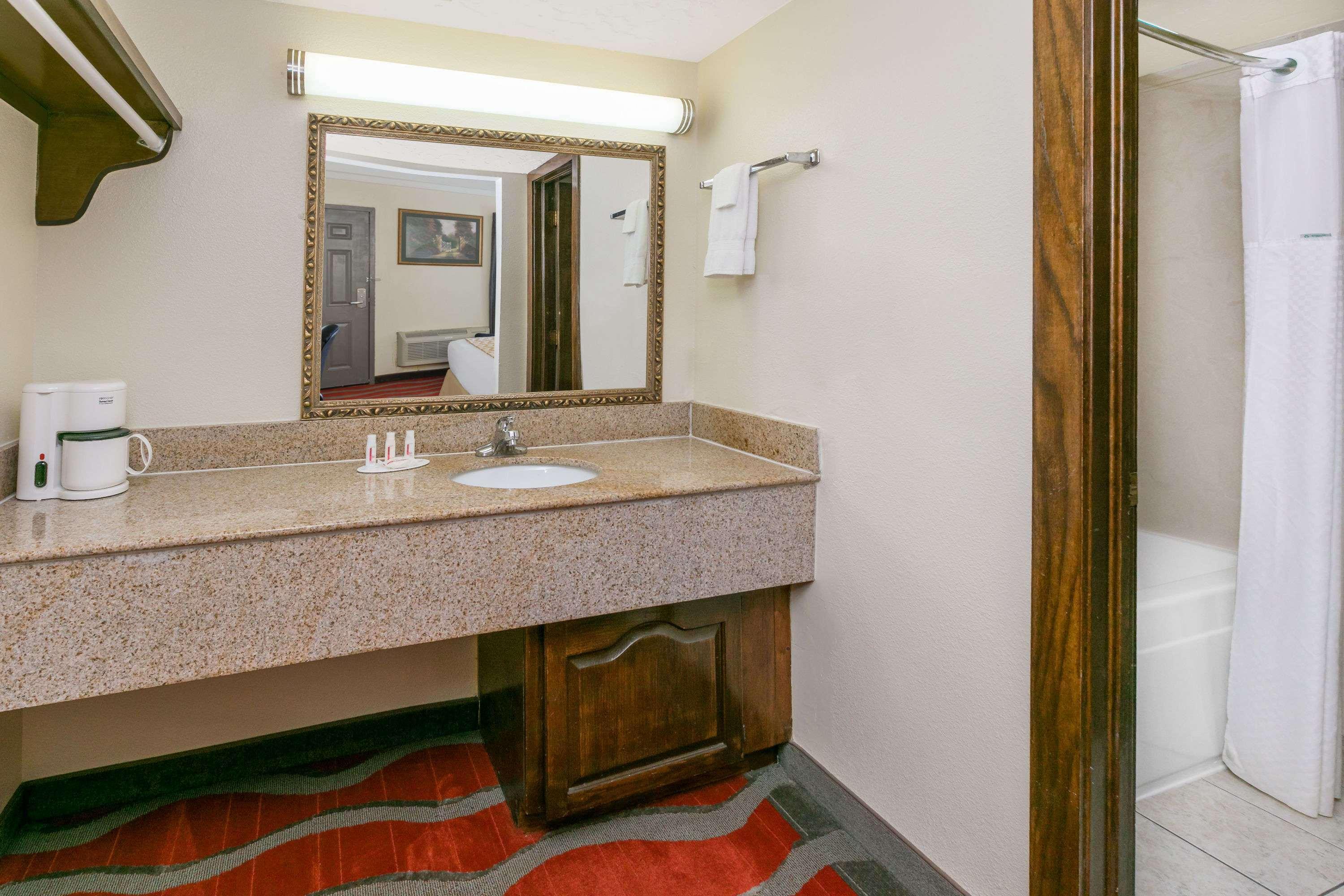 Travelodge Inn & Suites By Wyndham Norman Extérieur photo