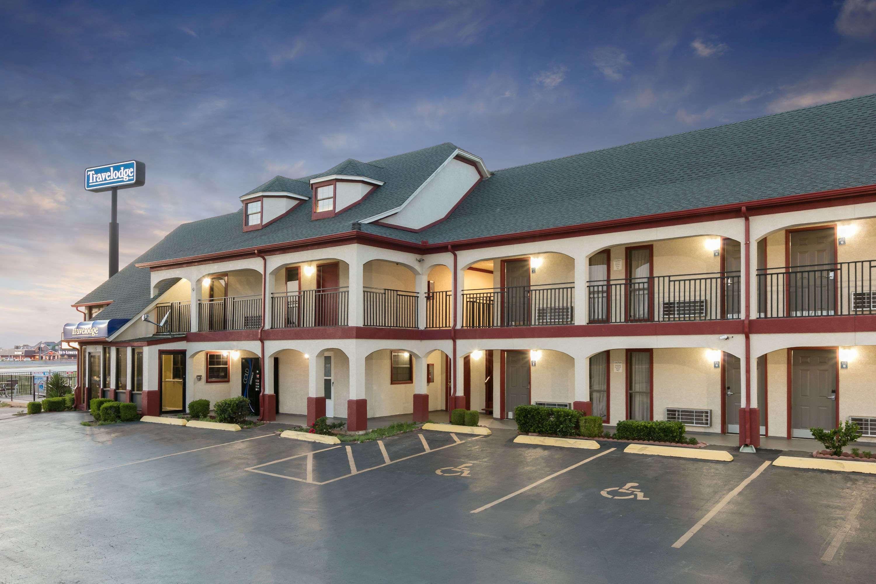 Travelodge Inn & Suites By Wyndham Norman Extérieur photo