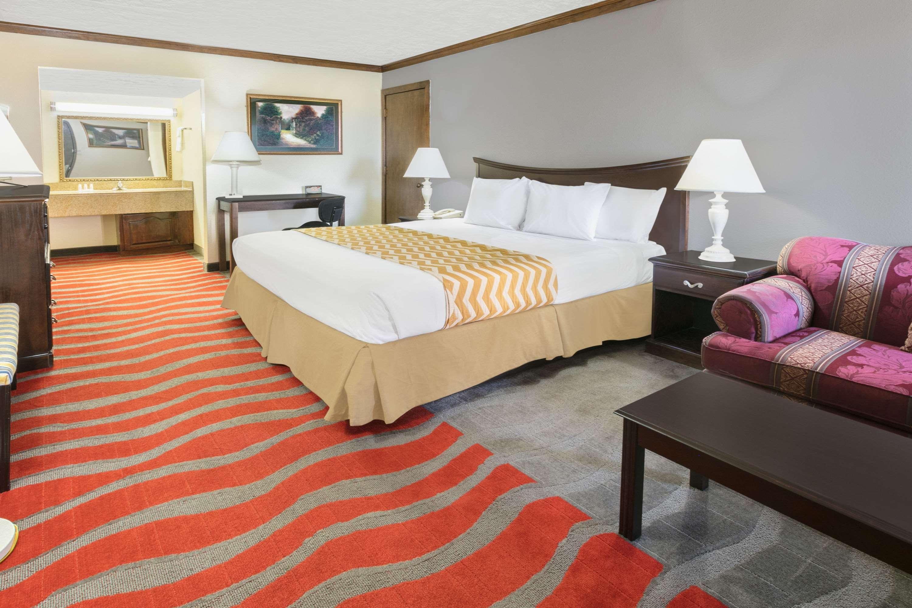 Travelodge Inn & Suites By Wyndham Norman Extérieur photo
