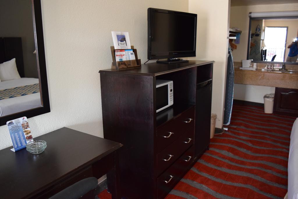 Travelodge Inn & Suites By Wyndham Norman Extérieur photo