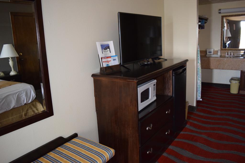 Travelodge Inn & Suites By Wyndham Norman Extérieur photo