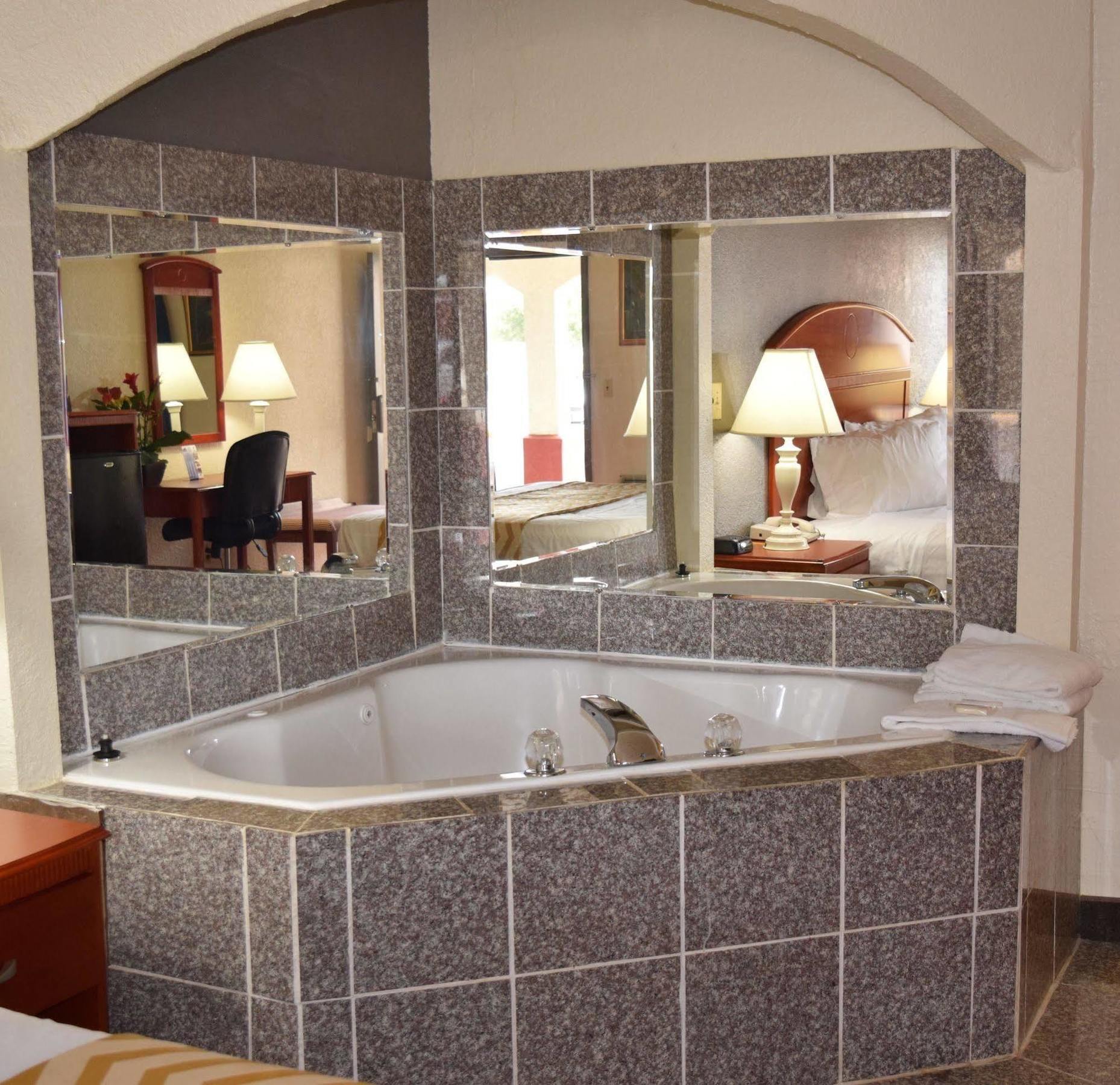 Travelodge Inn & Suites By Wyndham Norman Extérieur photo